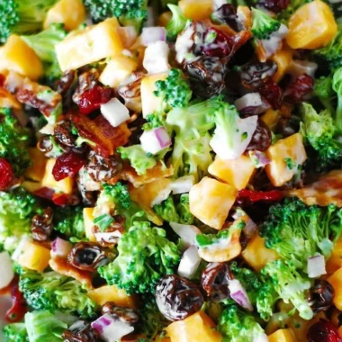 Delicious Broccoli Salad with Bacon, Raisins, and Cheddar Cheese