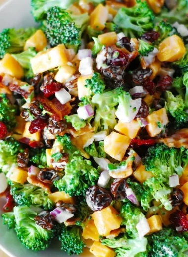 Delicious Broccoli Salad with Bacon, Raisins, and Cheddar Cheese