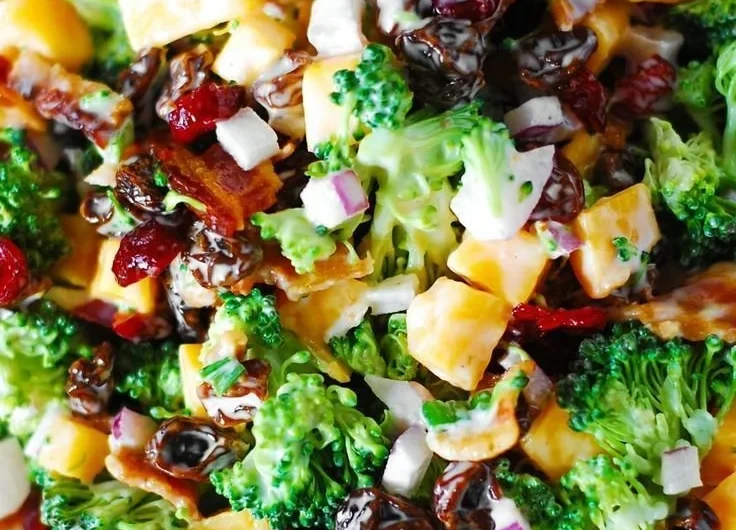 Delicious Broccoli Salad with Bacon, Raisins, and Cheddar Cheese