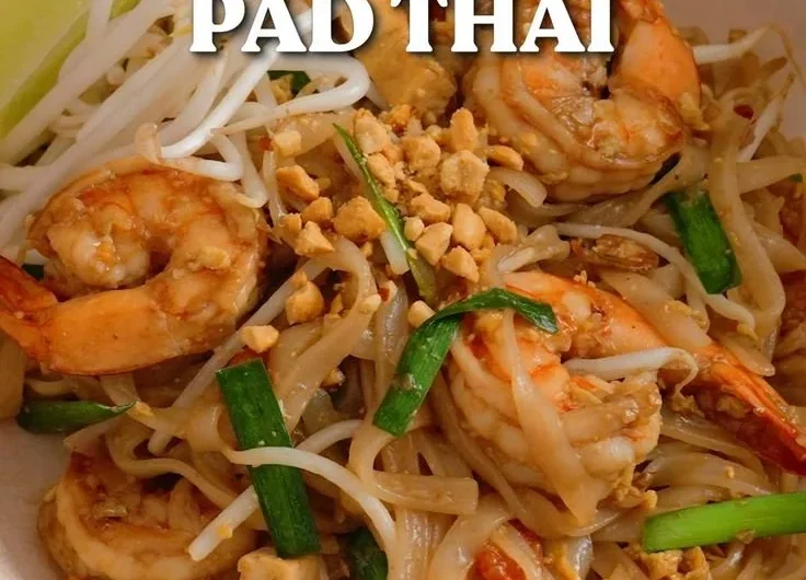 Plate of colorful quick Thai street food showcasing vibrant flavors and ingredients
